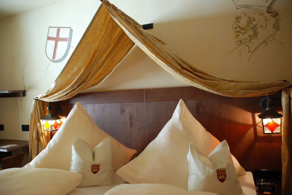 Double Room, 1 King Bed, Non Smoking, Partial Lake View photo 2