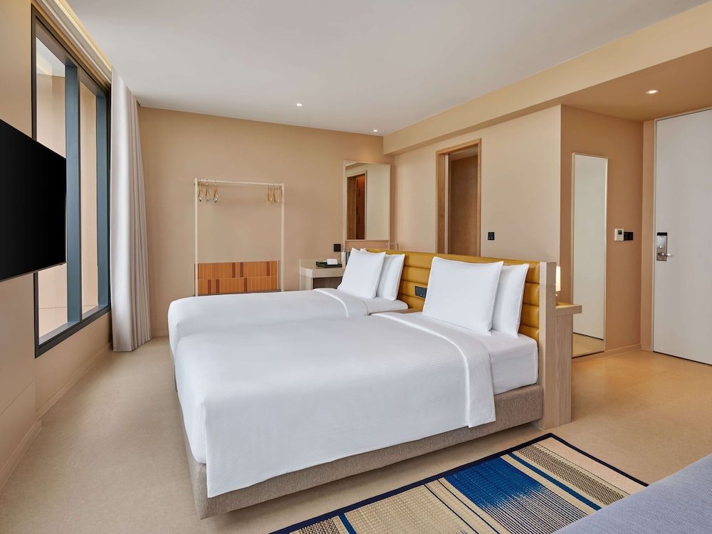 Basic Room, 2 Twin Beds, Corner - Photo 3
