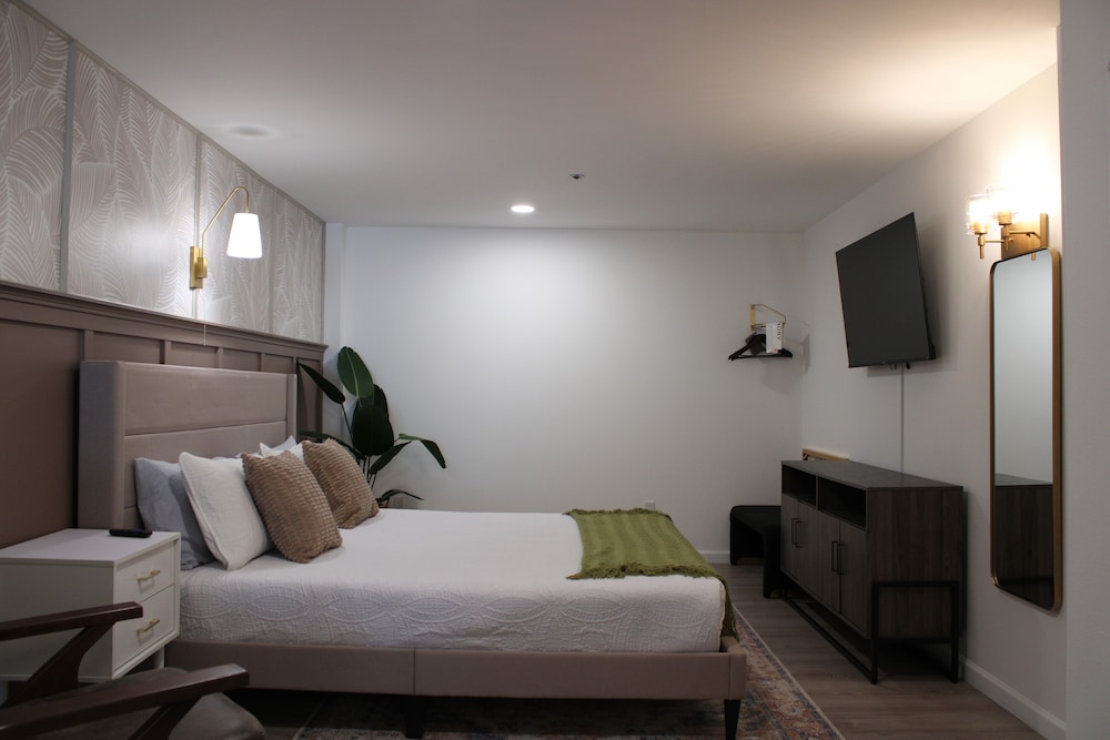 2 King Bed Deluxe Suite- 3rd Floor photo 3