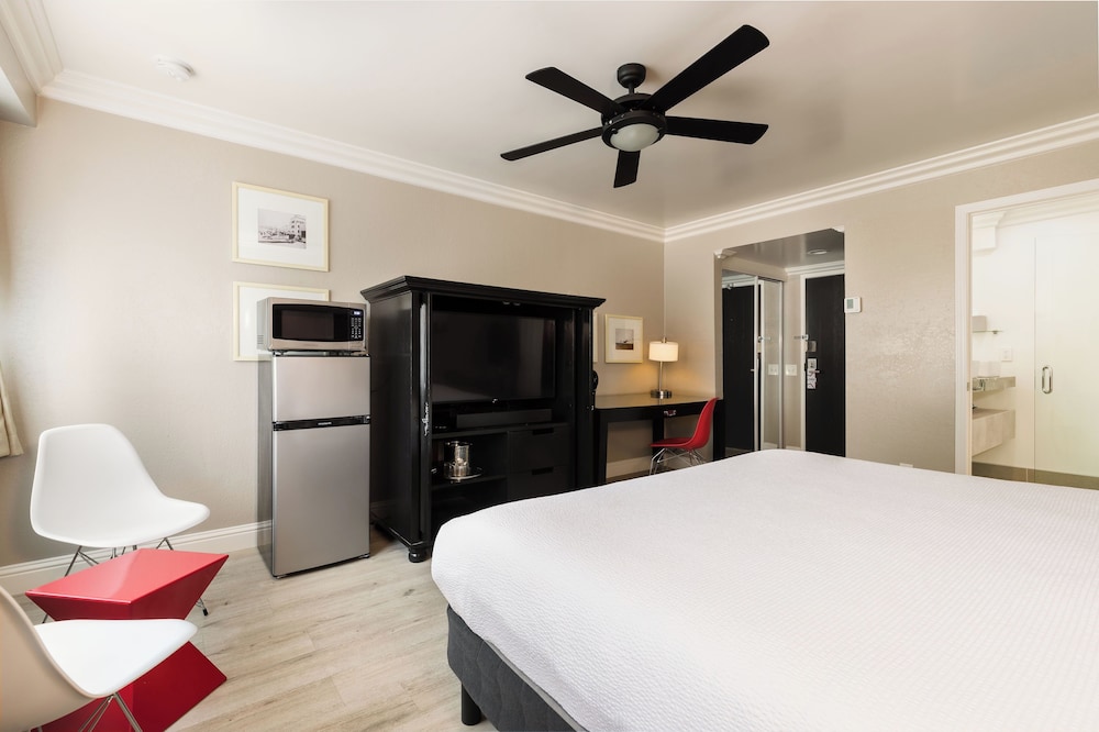 Deluxe Room, 1 King Bed, Non Smoking - Photo 6