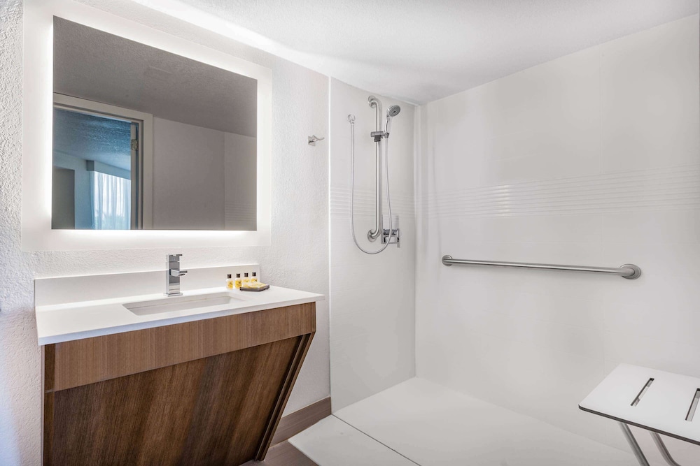 Standard Room, 1 King Bed (Walk-In Shower) - Photo 5