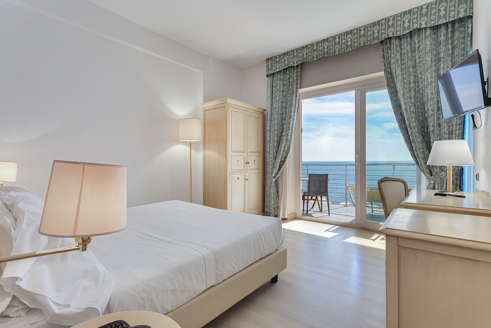 Superior Double Room Single Use, Sea View photo 1