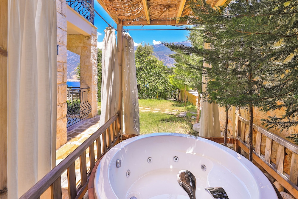 Economic Room, Garden Floor with Jacuzzi - Photo 5
