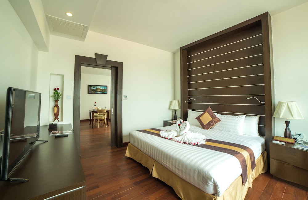 Executive Suite, 1 King Bed, City View photo 2