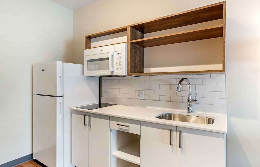 Standard Studio, 2 Queen Beds, Non Smoking, Refrigerator & Microwave - Photo 3