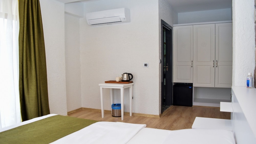Deluxe Room, 1 Queen Bed, Non Smoking, Garden View photo 3