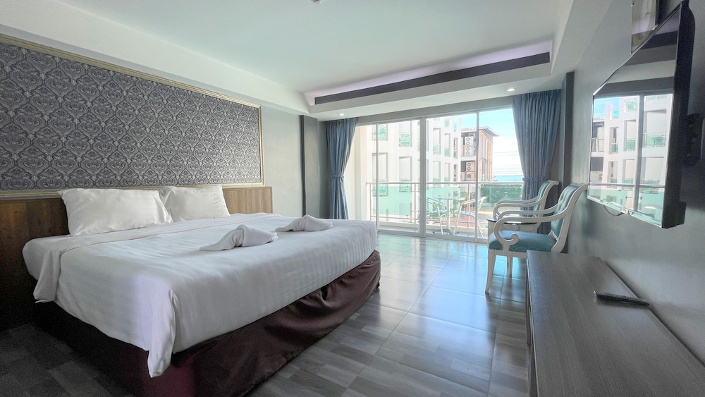 Deluxe Room, 1 King Bed, Sea View - Photo 5