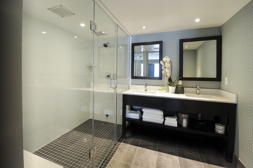 Standard Room, 1 King Bed (Walk-In Shower) thumbnail 5