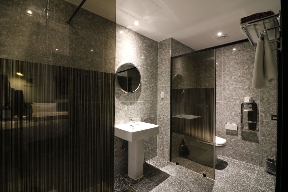 Premium Twin Room - Photo 6