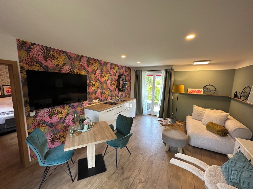 Junior Suite, 1 Queen Bed, Balcony, Garden View photo 2
