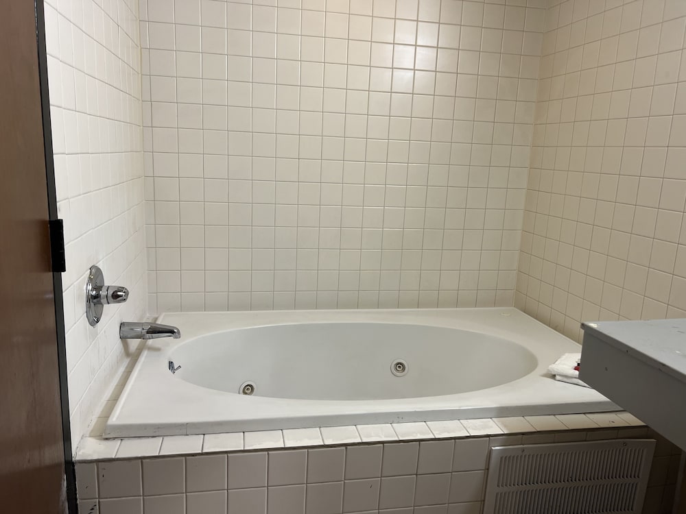 Deluxe Room, 1 King Bed, Smoking photo 3