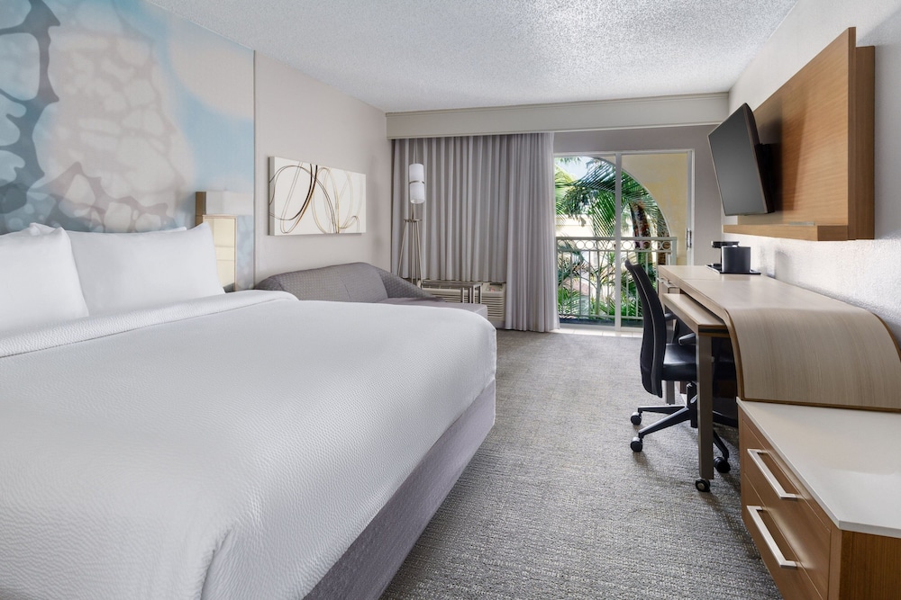 Deluxe Room, 1 King Bed, Balcony, Courtyard View