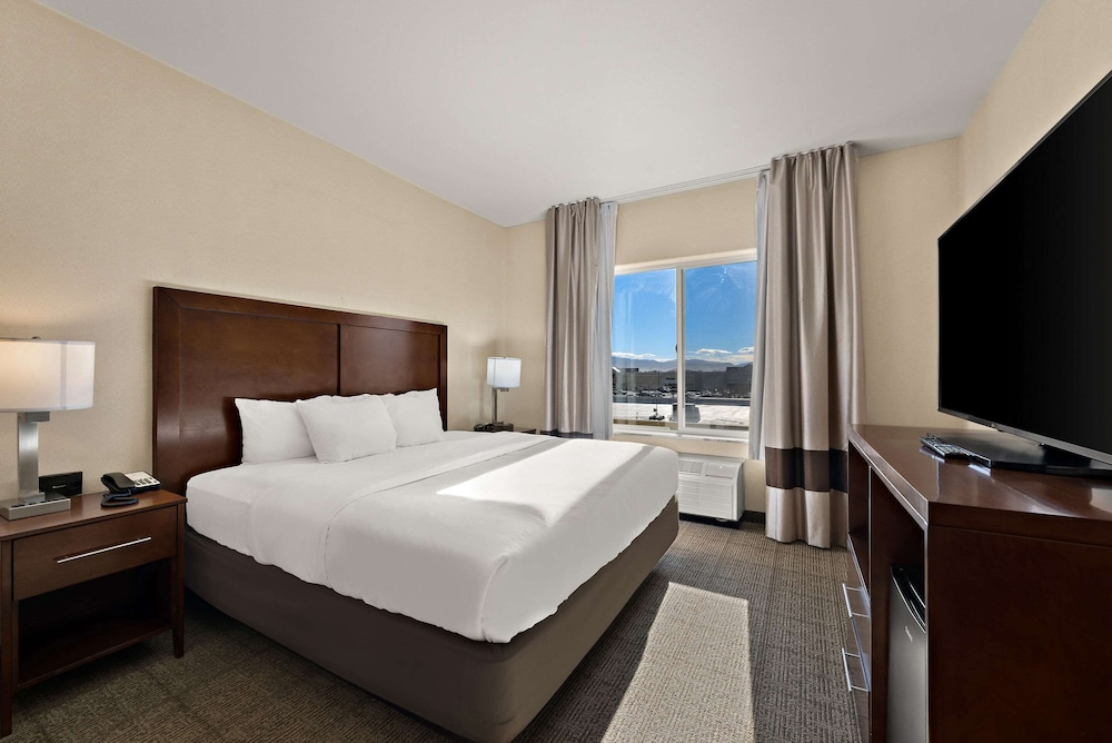 Suite, 1 King Bed with Sofa bed, Non Smoking photo 2