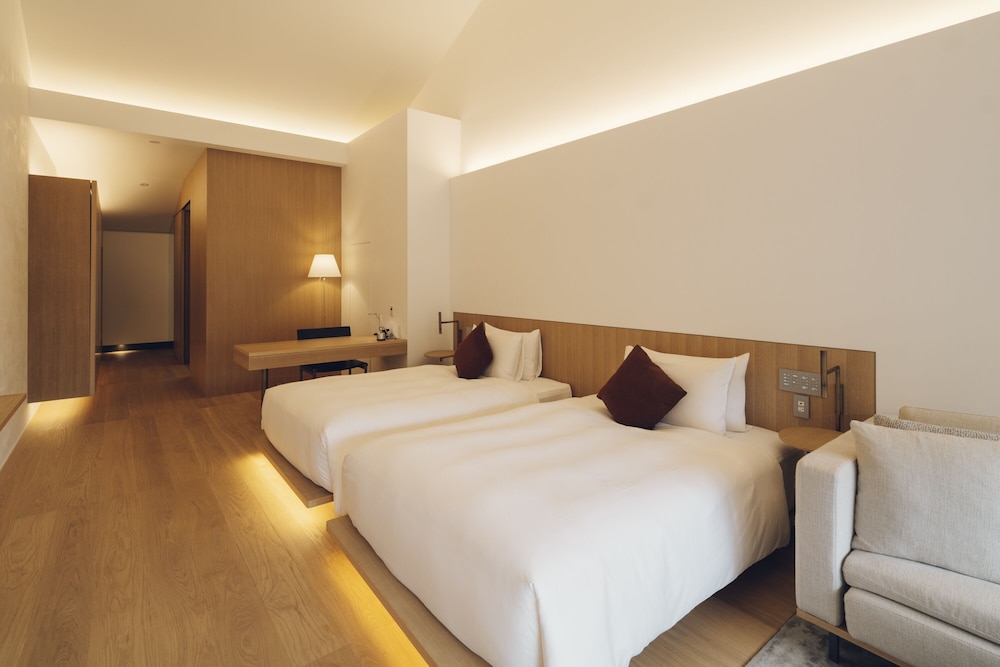 Premier Twin Room, Balcony, River View thumbnail 5