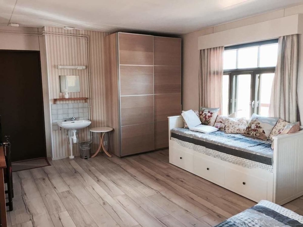 Family Room, Shared Bathroom photo 2