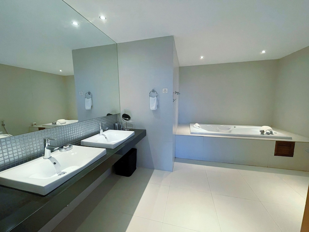 Two Bedroom Private Pool Penthouse - Photo 13