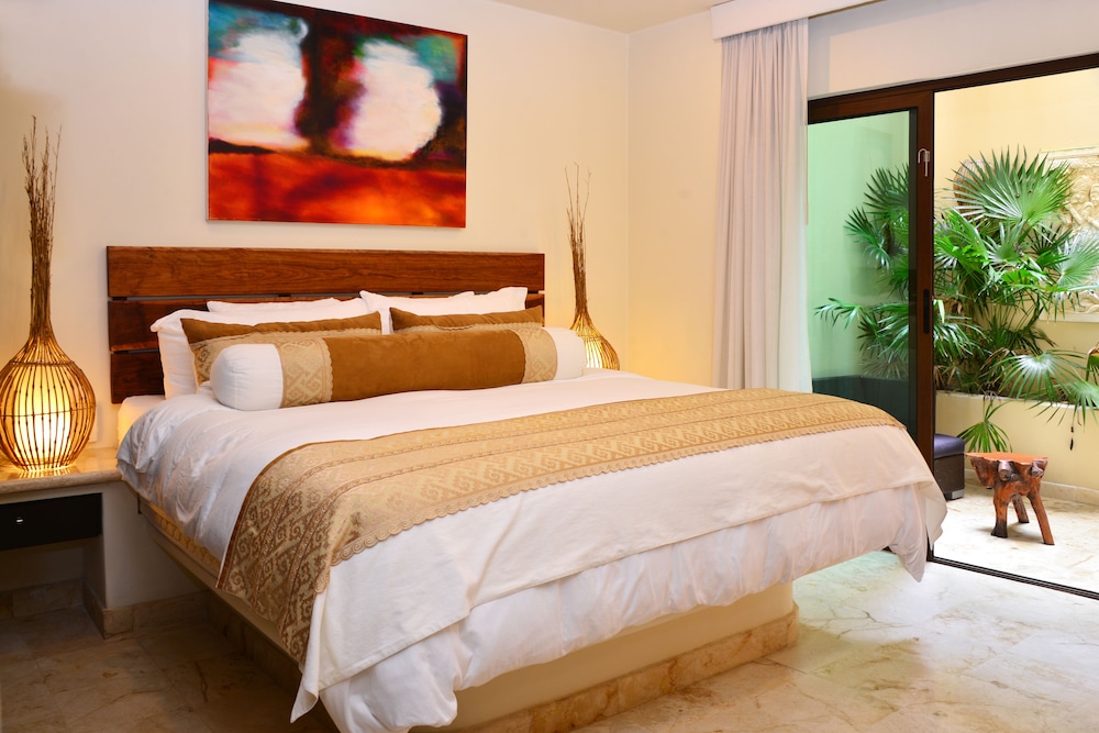 Deluxe Condo, 1 King Bed, Private Bathroom photo 2