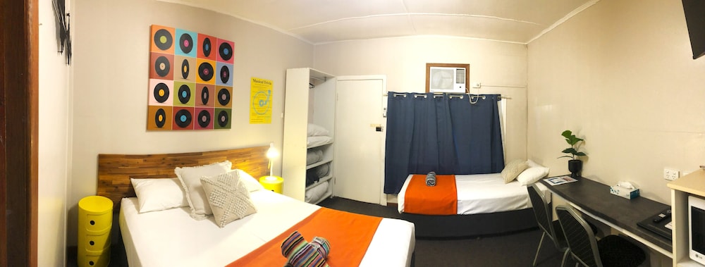 Twin Share Room (1 Queen And 1 Single) photo 3