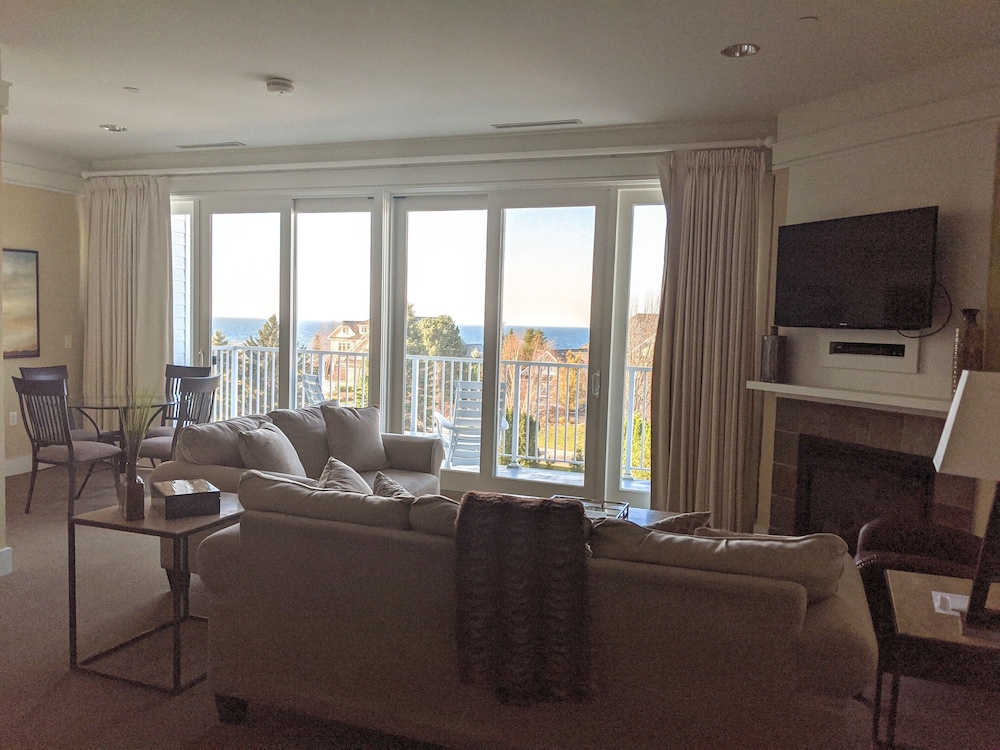 Maritime Deluxe Suite Lakeview photo 3