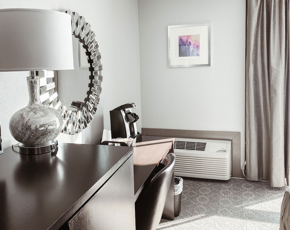 Suite, 1 King Bed - Photo 3