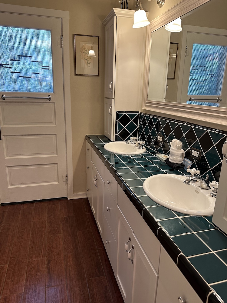 Superior Room, 1 King Bed, Non Smoking, Refrigerator & Microwave (4th Ave Room) photo 3