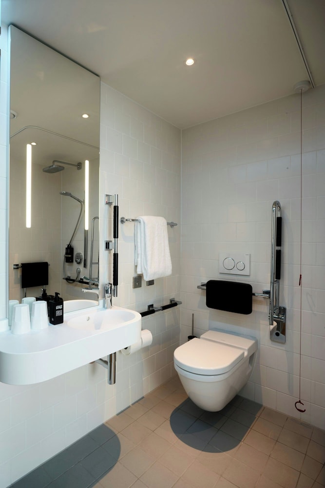 Room, 1 King Bed (Mobility Accessible, Roll-In Shower) photo 2