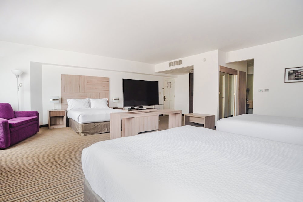 Premium Room, Multiple Beds, City View - Photo 2