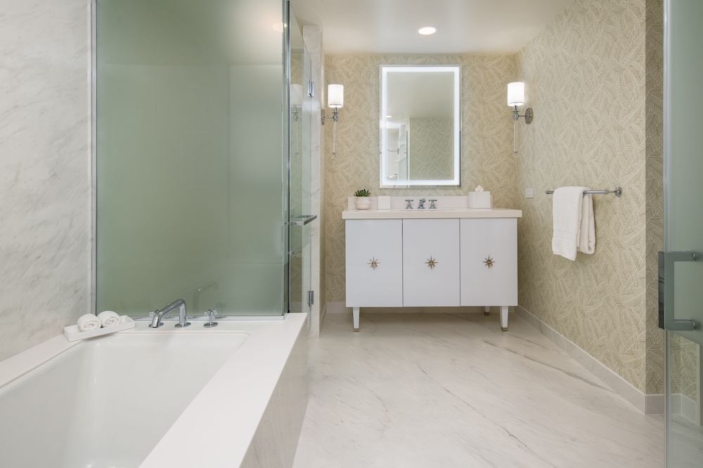 Junior Suite with Hollywood Hills View thumbnail 5