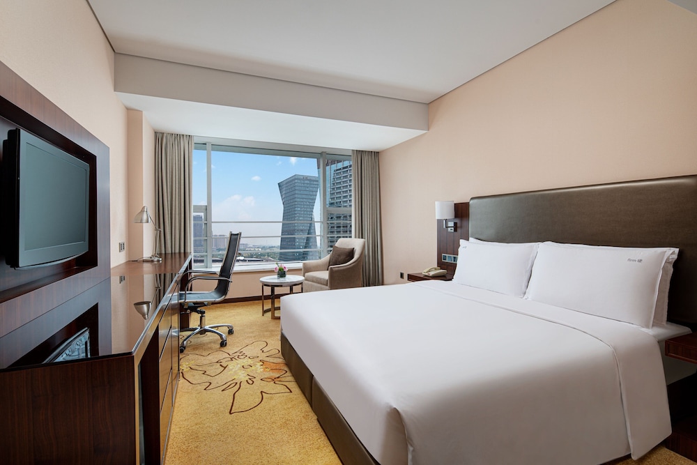 Premium Room, 1 King Bed, Club Lounge Access (Up to 3 Adults) - Photo 4