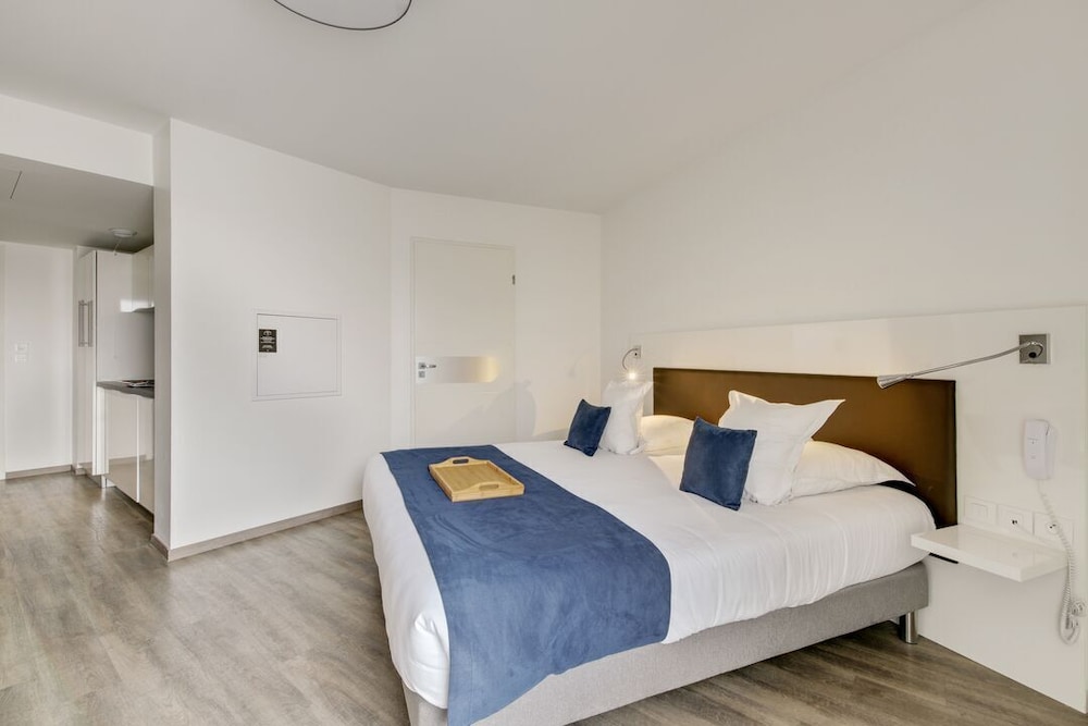 BUSINESS STUDIO (DOUBLE BED) photo 3