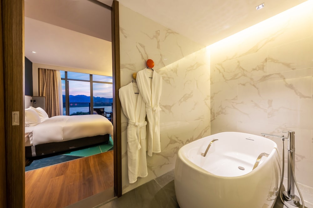 Suite, 1 King Bed - Photo 3