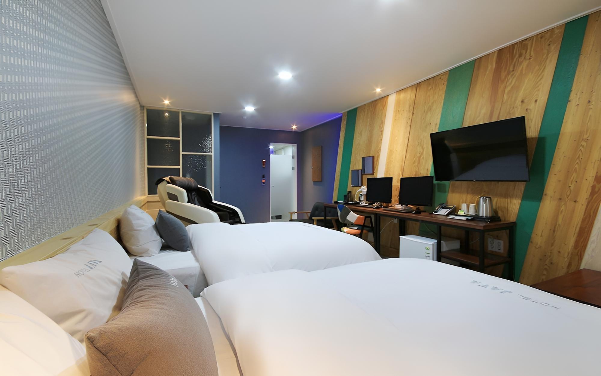 Room (Suite A (2 double + massage chair Net) photo 3