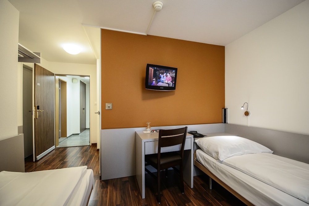 Economy Twin Room - Photo 9