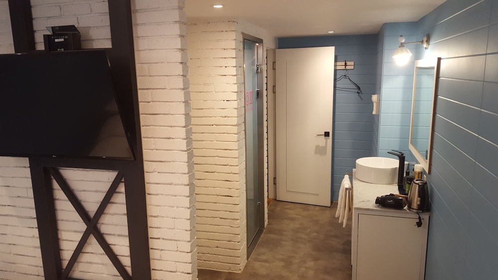 Deluxe Room - Photo 11