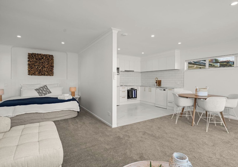 King Bedroom Waterfront Apartment photo 3