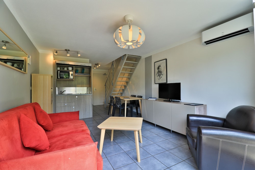 Suite, 2 Bedrooms - Photo 2