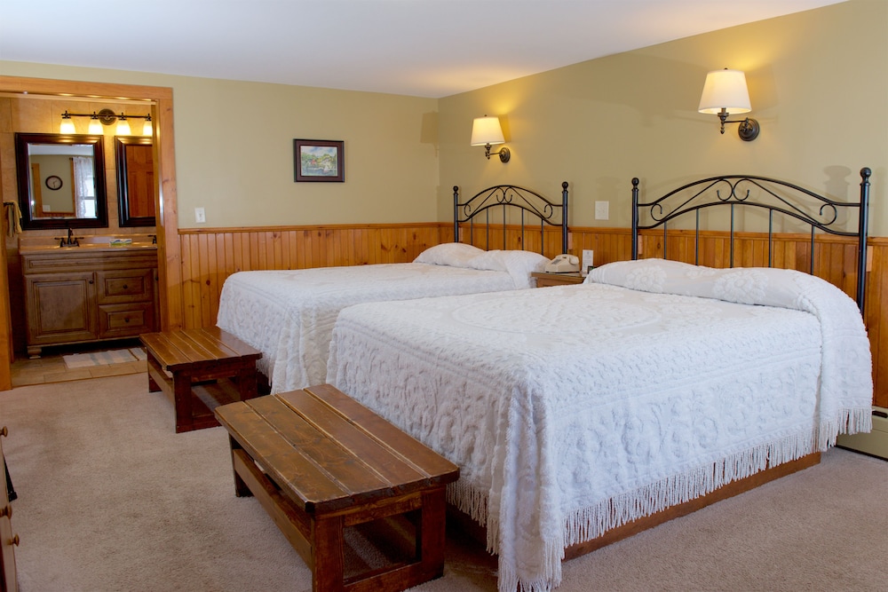Deluxe Double Room, 2 Queen Beds, Non Smoking, Courtyard View photo 3