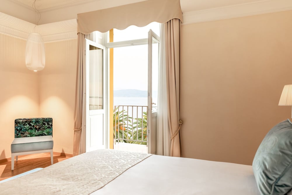 Superior Room, Lake View with balcony or terrace photo 2