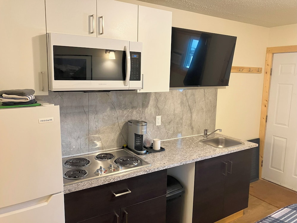 Single Room, 1 Queen Bed, Kitchen photo 1