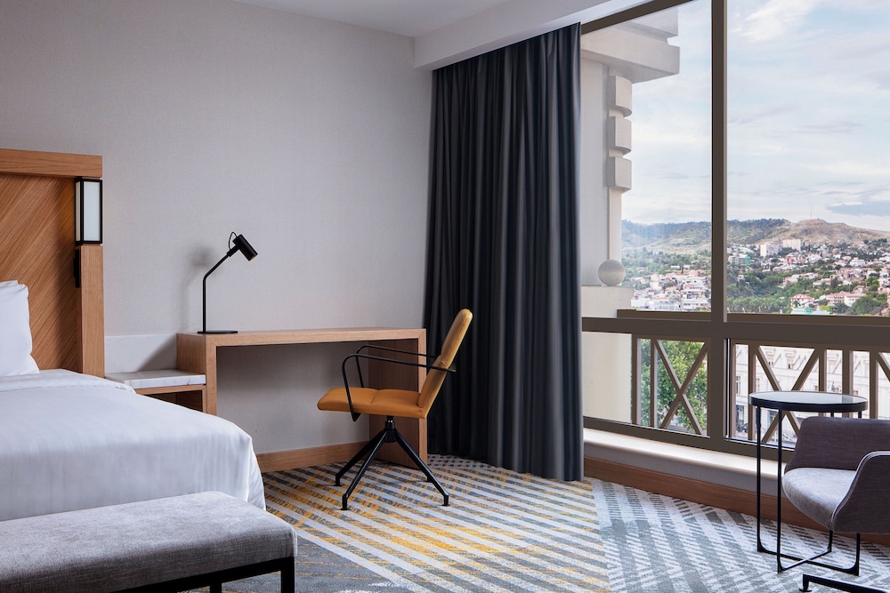 Executive Room, 1 King Bed, City View photo 2