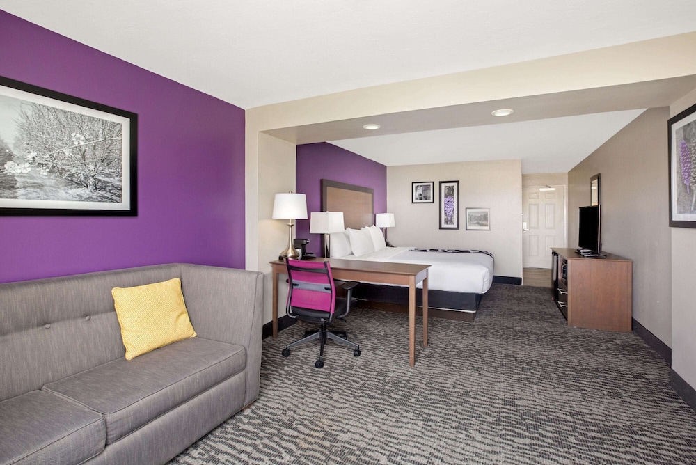 Suite, 1 King Bed - Photo 1