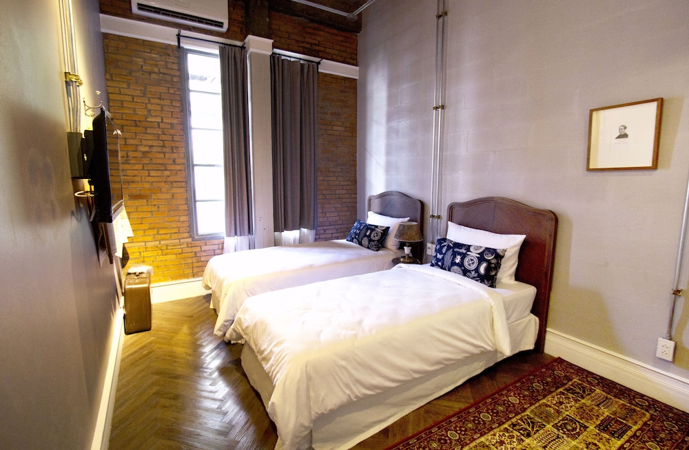 Twin Private Room with Shared Bathroom photo 2
