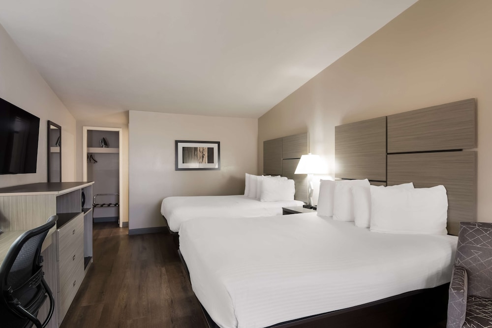 Standard Room, 2 Queen Beds, Non Smoking, Balcony (Pet Friendly)