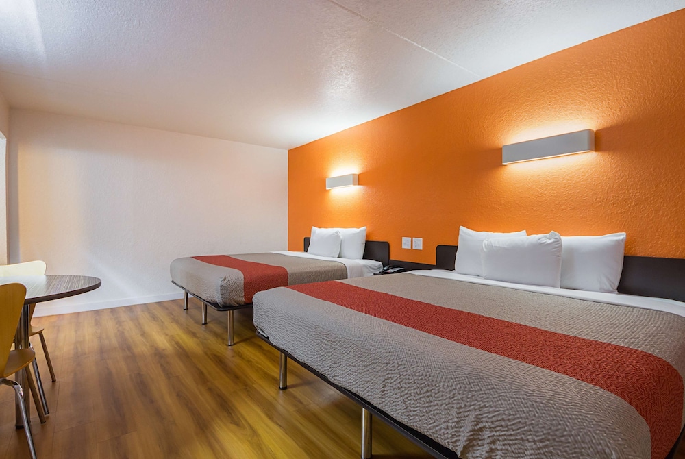 Standard Room, Multiple Beds, Non Smoking - Photo 6