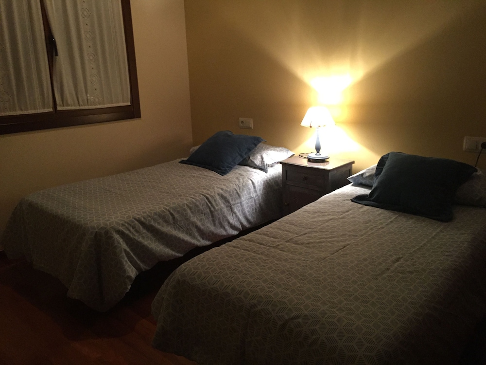 Twin Room, Private Bathroom - Photo 1