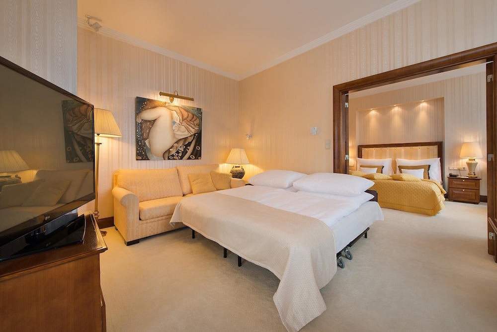 Deluxe Suite, 1 Bedroom, Terrace, City View (Including daily refilled free minibar) - Photo 3