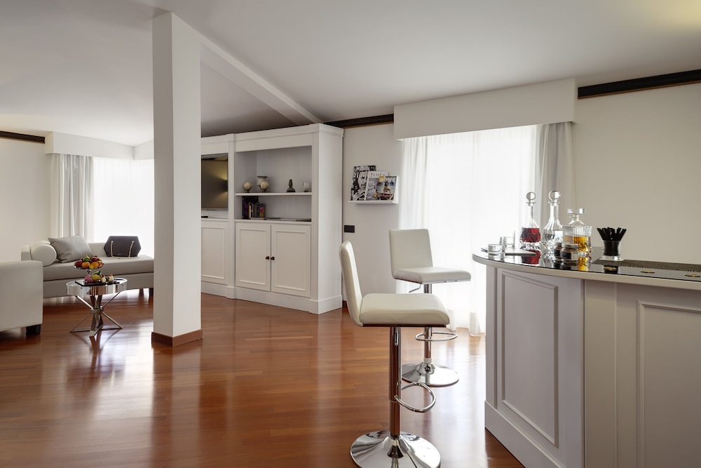 The Level Ambassador Suite and Lounge Access (3AD)