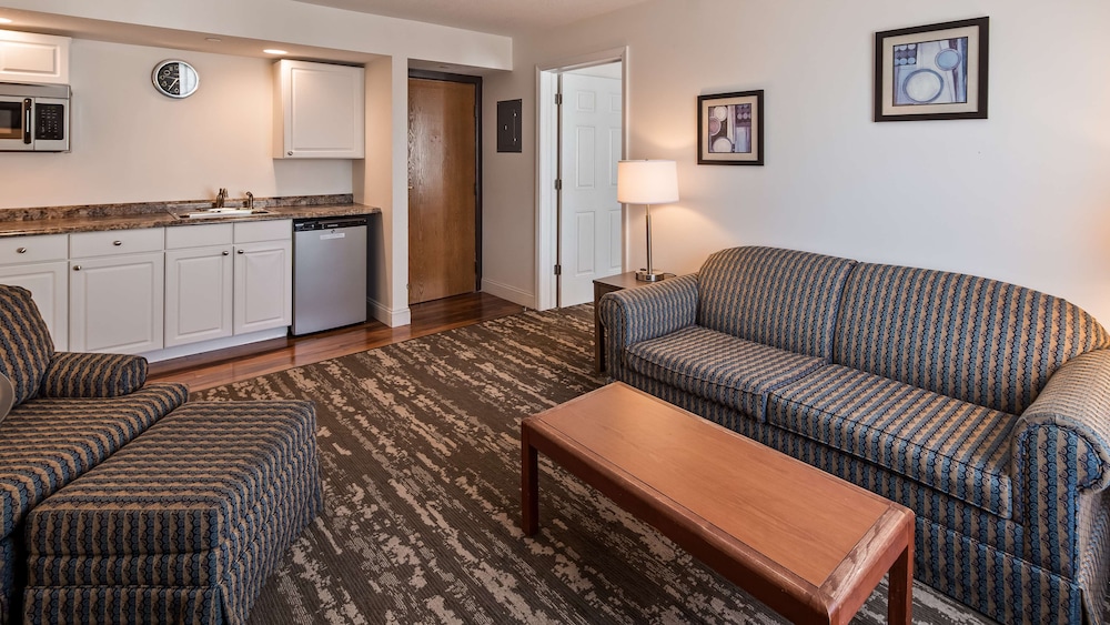 Suite, 1 Queen Bed With Sofa Bed, Non Smoking, Refrigerator & Microwave (With Sofabed) photo 3
