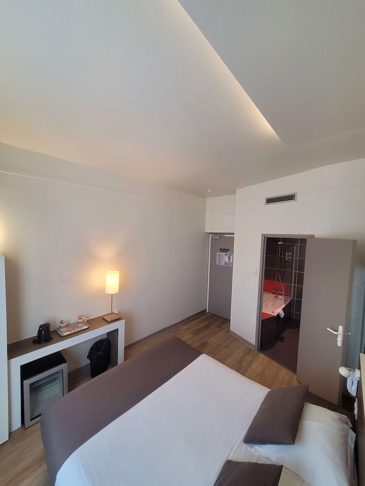 Standard Room, 3 Twin Beds - Photo 18