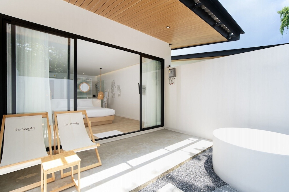Deluxe Double Room, Accessible Bathtub